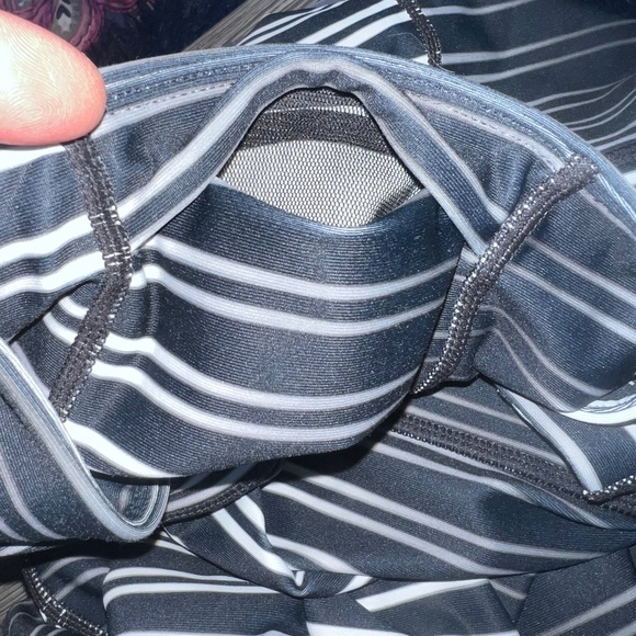 🔥2/$10 |•GAP•| Gap Fit Metal Streaks Striped Leggings Medium • Length 29 - Picture 6 of 9